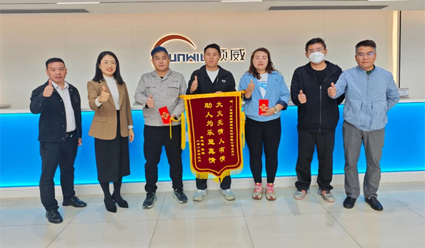 韦德1946英雄｜跨公司火海救援 彰显大义担当